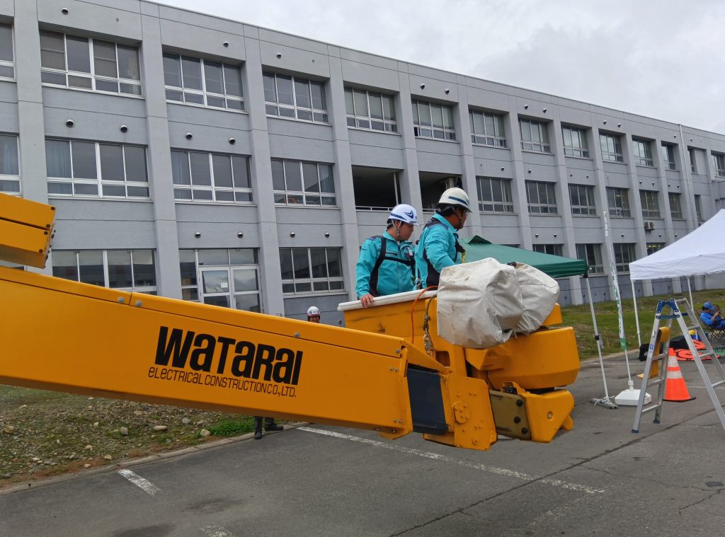 高所作業車の乗車体験の様子